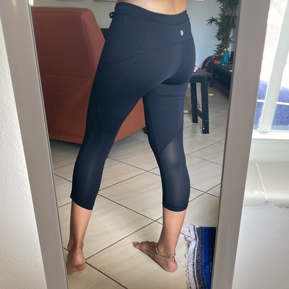 Lululemon capri black leggings w drawstring and pockets Run Mod Moves Crop - Picture 5 of 9